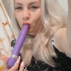 Tania Wolff,  blond housewife masturbating with sex toy #LLr0ooe4