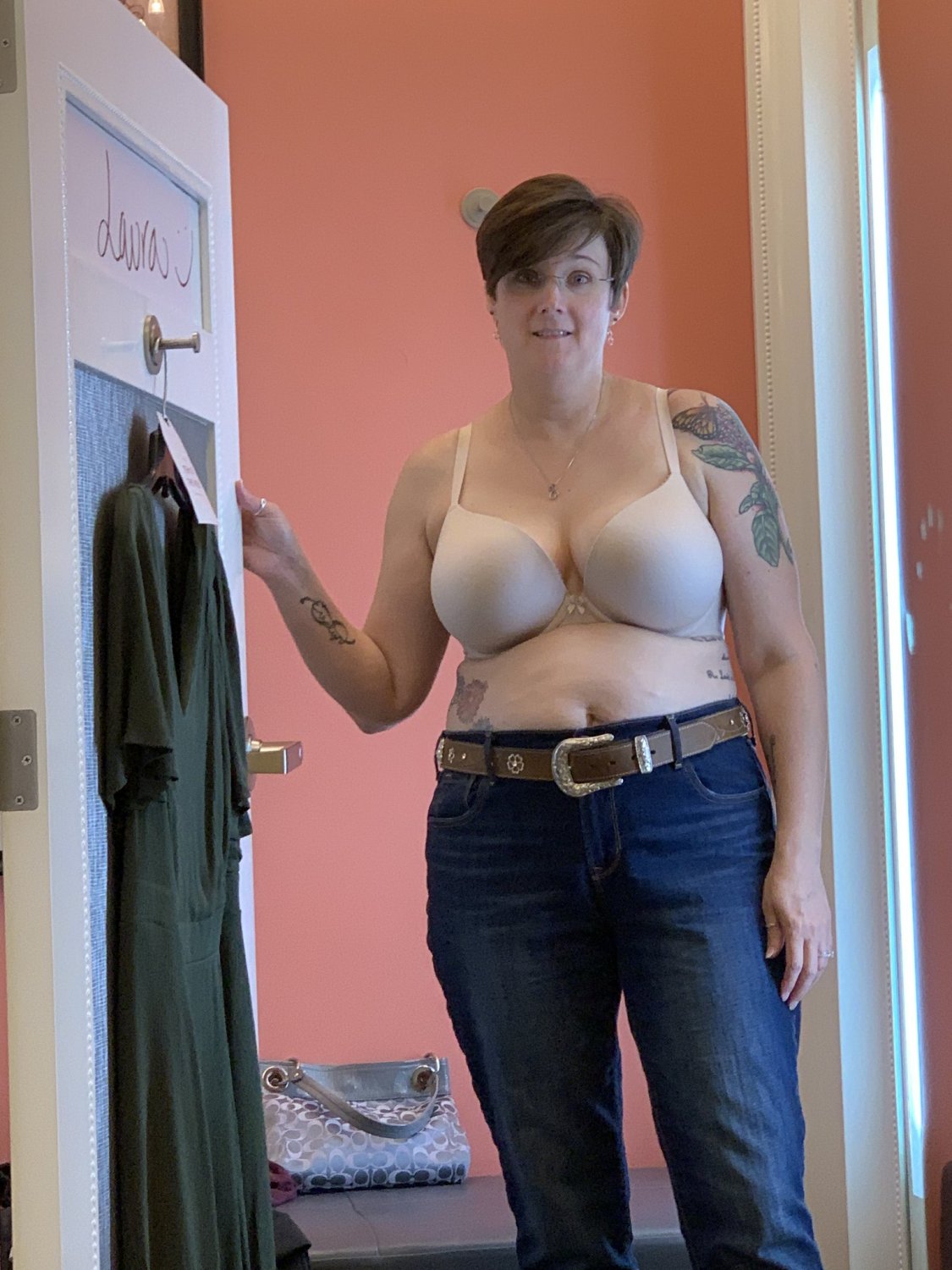 RL Texas wife Laura poses for Hubby #OQSQIWaM