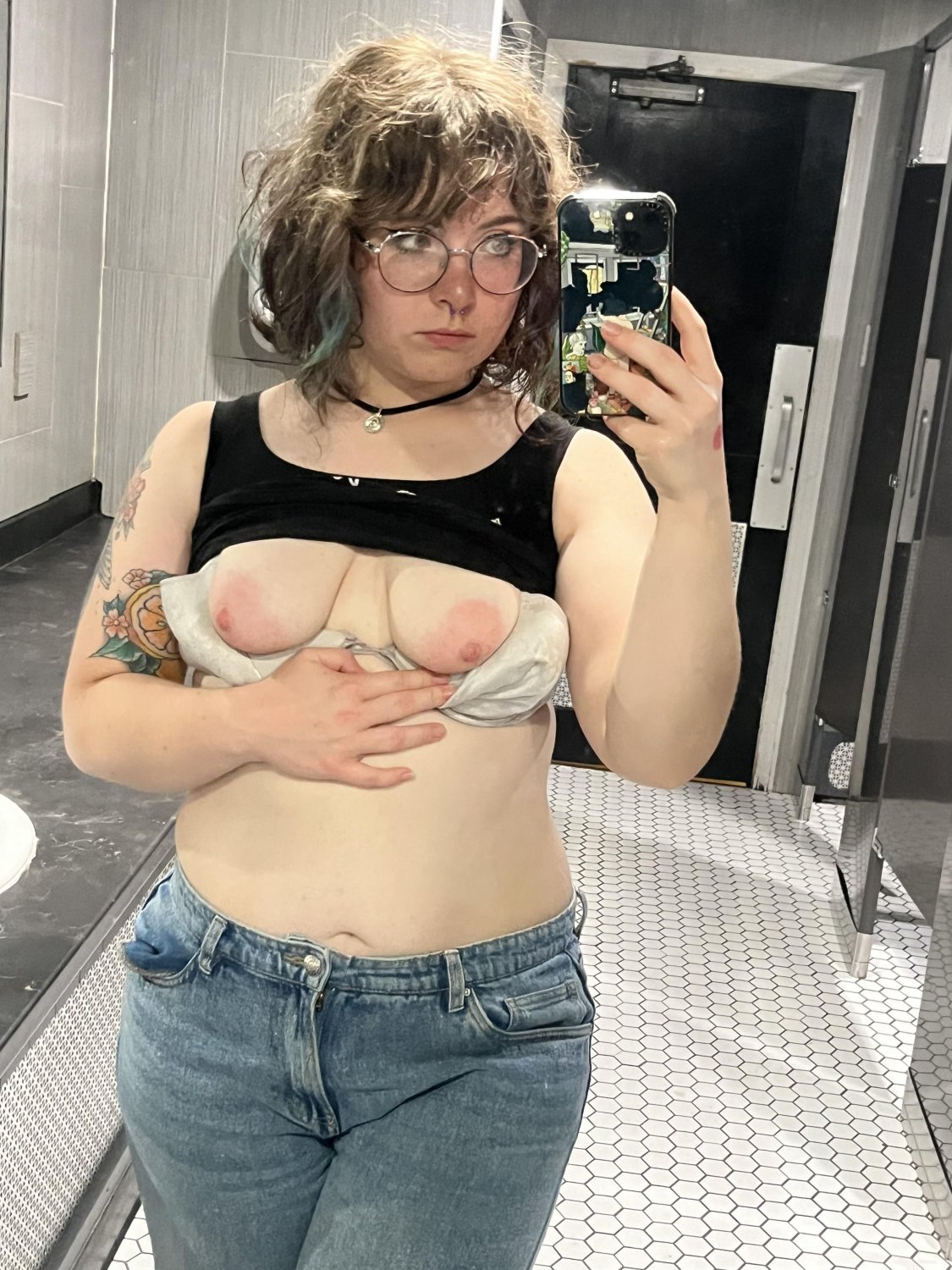 Exhibitionist Pig #98lYa5yj