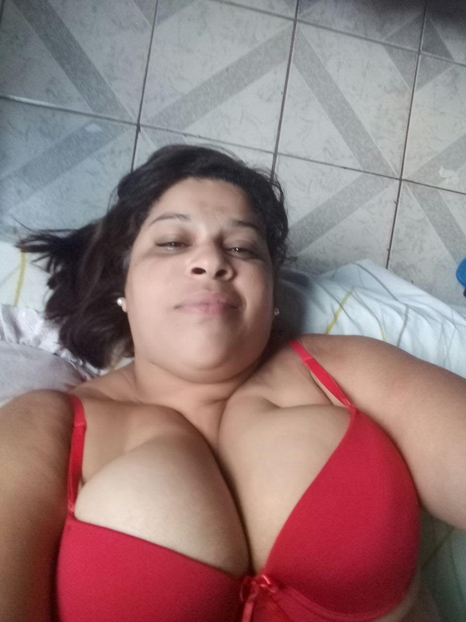 Gorda Peituda dos mamilos  Grandes batendo uma siririca #YZ6nASrI