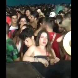 Novinha não aguentou o tesão e fez sexo com namorado no meio do baile funk... kkkkkkkkkk #bxMxxHVJ