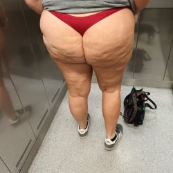 Mães e esposas filmadas torando a roupa #QyG7jUrp