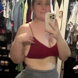 husband and kids still posting ASS pics = down to fuck outside the marriage depending on the guy #LgizAq8w