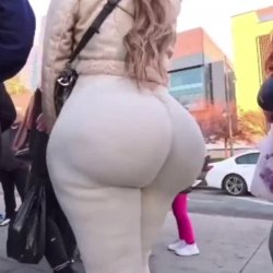 Rubia de culo enorme y caliente #PPR1M4AT