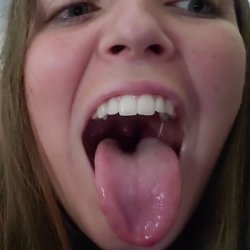 Gente, não vou aguentar. Eu vou gozar pra essa boquinha. Eu me acabo numa boquinha assim. #vUmn2jok